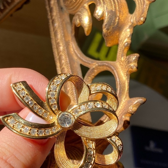 Swarovski gold tone brooch pin - Picture 9 of 11